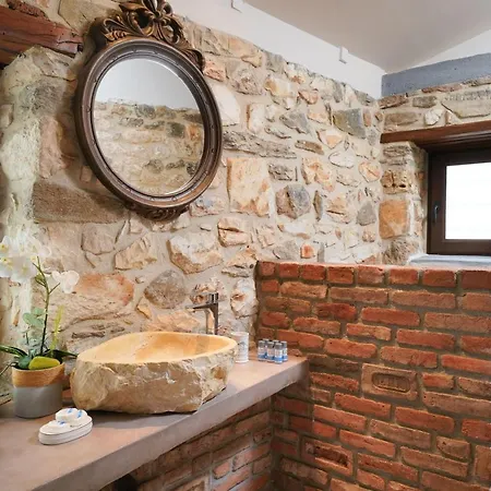 Maroyda Stonehouse باناجيا