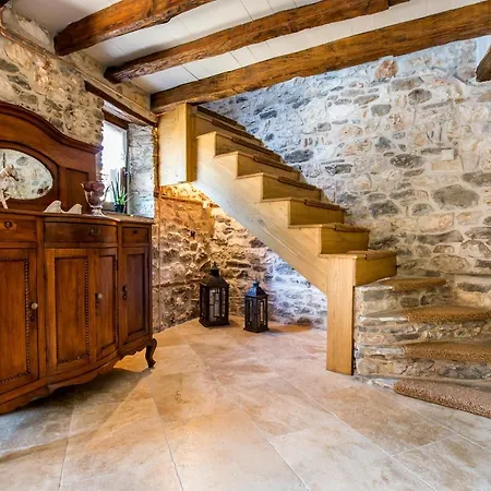 Maroyda Stonehouse *