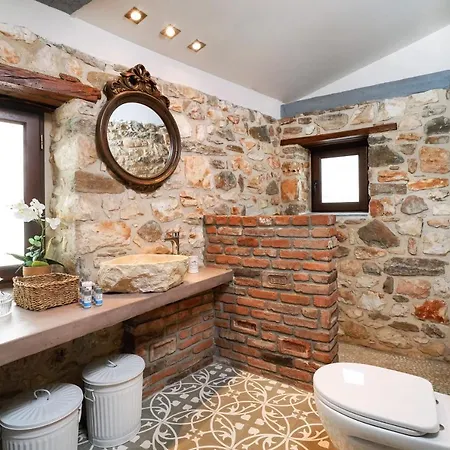 Holiday home Maroyda Stonehouse *